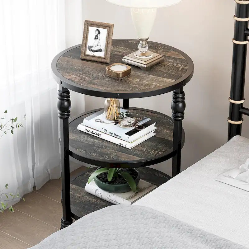 Table d'appoint ronde à 3 niveaux avec pieds colonnes et étagères de rangement, marron / chêne foncé