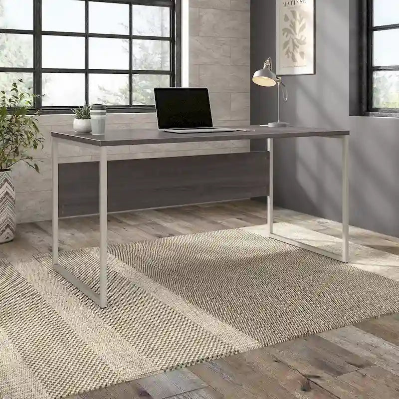 Bureau informatique de 60 po avec pattes en métal et gestion des câbles, hickory moderne / noyer noir / gris platine / gris orage / blanc
