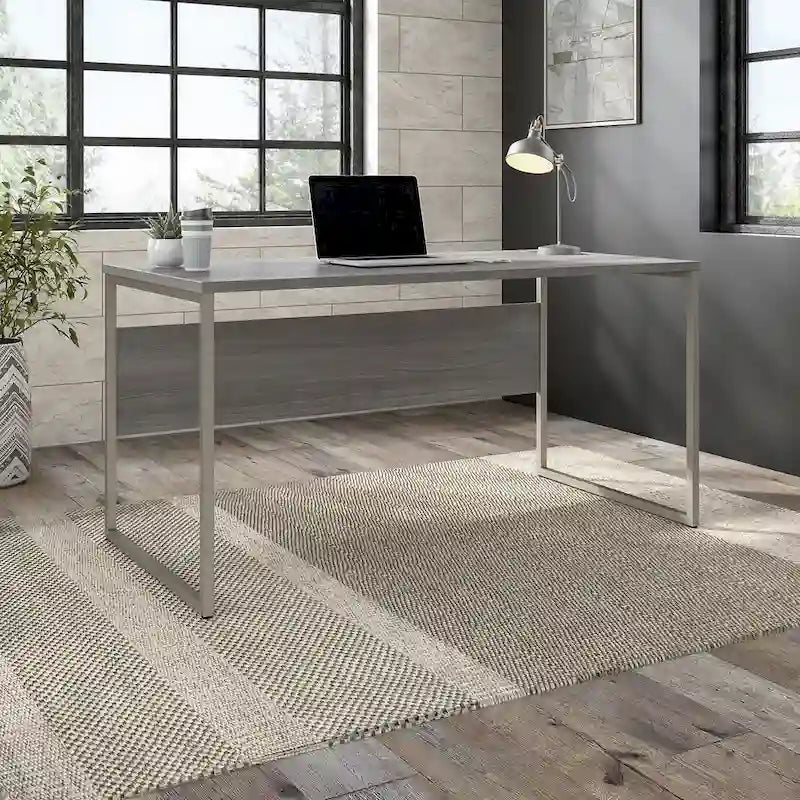 Bureau informatique de 60 po avec pattes en métal et gestion des câbles, hickory moderne / noyer noir / gris platine / gris orage / blanc