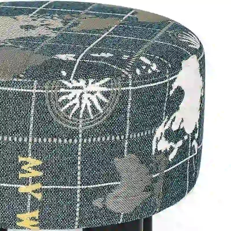 Repose-pieds ottoman rond en tissu avec pieds en plastique, carte du monde gris foncé / bleu
