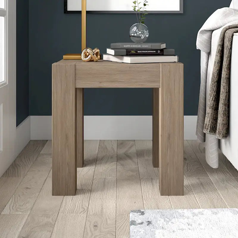 Table d'appoint carrée en MDF de 55,9 cm avec finition aspect bois et pieds à poteaux, aulne blanc / chêne gris vieilli / grain noir