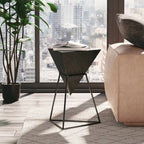 Table d'appoint pyramidale géométrique avec plateau triangulaire en MDF et base en métal, noir/naturel