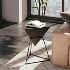Table d'appoint pyramidale géométrique avec plateau triangulaire en MDF et base en métal, noir/naturel