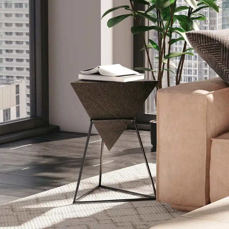 Table d'appoint pyramidale géométrique avec plateau triangulaire en MDF et base en métal, noir/naturel