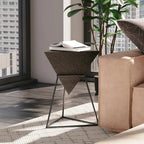 Table d'appoint pyramidale géométrique avec plateau triangulaire en MDF et base en métal, noir/naturel