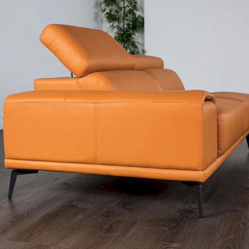 Canapé d'angle bas en similicuir avec méridienne et appuie-têtes réglables, gris foncé / orange, 3 places