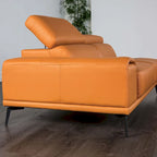 Canapé d'angle bas en similicuir avec méridienne et appuie-têtes réglables, gris foncé / orange, 3 places